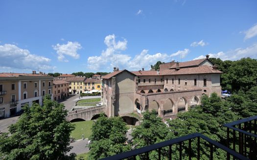 Abbiategrasso centro, luminoso e panoramico immobile di ampia metratura disposto su due livelli