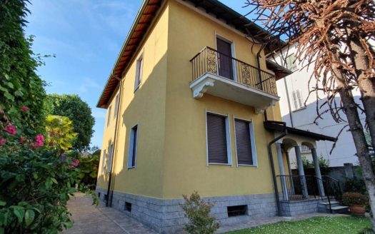 Abbiategrasso, elegante villa singola su due livelli, con due appartamenti e giardino privato