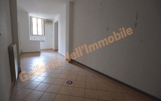 Abbiategrasso centro, libero negozio con una vetrina