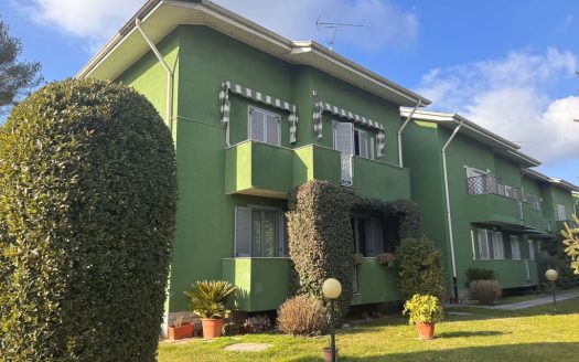 Parona, ampio trilocale più doppi servizi e box di mq. 50