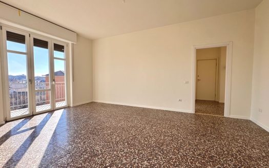 Abbiategrasso, ampio e luminoso trilocale più servizi e poss. box
