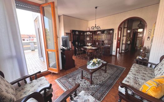 Vigevano, ampio trilocale con terrazzo e box doppio