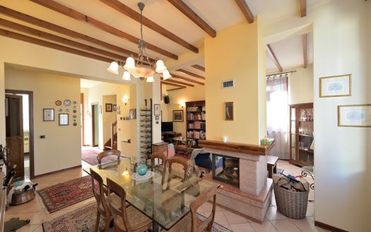 Vigevano, interessante proprietà con ingresso indipendente, oltre a cortile privato e poss. ampio box doppio