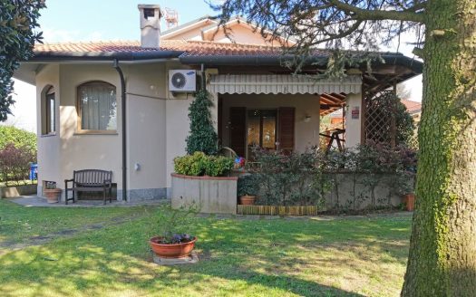 Abbiategrasso, ottima  villa con box doppio ed ampio giardino