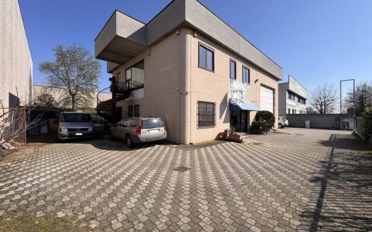 Vigevano, immobile a destinazione commerciale, deposito ed abitazione sovrastante