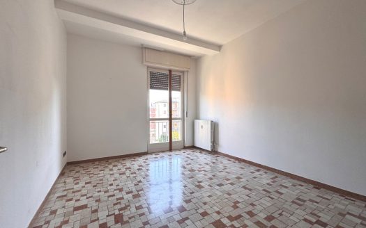 Abbiategrasso, ultimo piano, luminoso trilocale più servizi e posto auto coperto