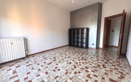 Abbiategrasso, ultimo piano, luminoso trilocale più servizi e posto auto coperto