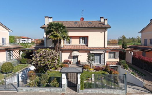 Ozzero, splendida villa singola plurifamiliare con ampio giardino