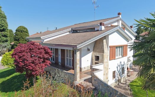 Cisliano, grande villa singola con ampio giardino privato