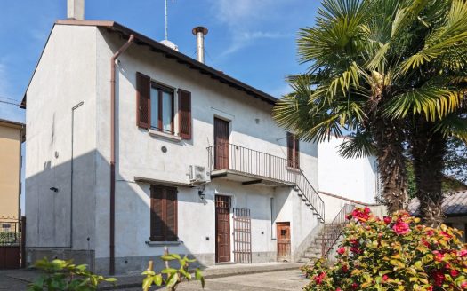 Abbiategrasso, immobile indipendente composto da due appartamenti ed ampio giardino