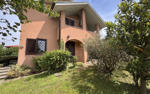 Albairate, porzione di villa bifamiliare con ampio giardino