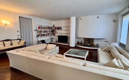 Vigevano, elegante casa indipendente su due livelli con area esterna privata