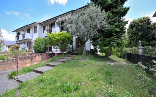 Cassinetta di Lugagnano, villa di testa con ampio giardino su tre lati