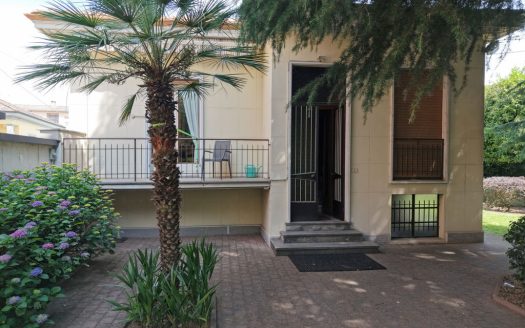Abbiategrasso, interessante villa singola con ampio giardino