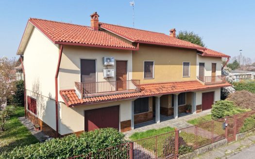Abbiategrasso, ampia villa singola bifamiliare composte da due unità immobiliari, con grande giardino a verde