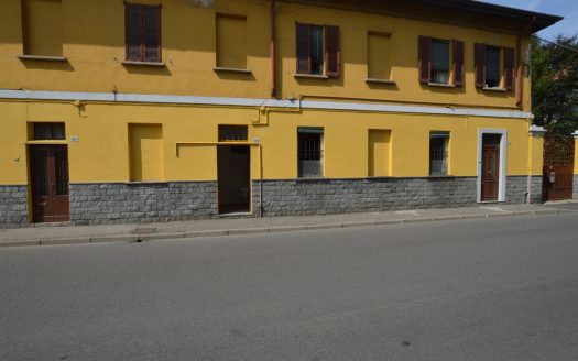 Abbiategrasso, libero ufficio di due locali più servizi