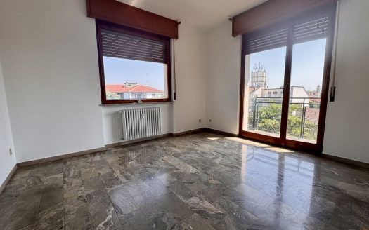 Abbiategrasso, luminoso trilocale più servizi, cantina e solaio