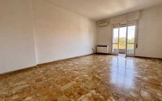 Abbiategrasso, libero ampio trilocale più servizi e box auto