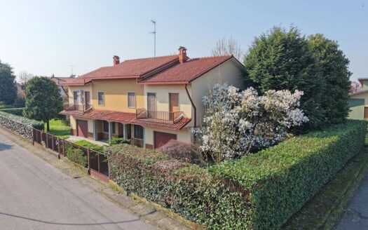 Abbiategrasso, porzione di villa bifamiliare con giardino su tre lati