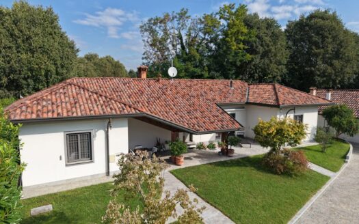 Abbiategrasso, splendida villa con giardino di mq. 2800