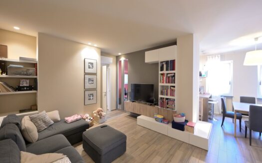 Vigevano centro, elegante quadrilocale con doppi servizi e poss. box