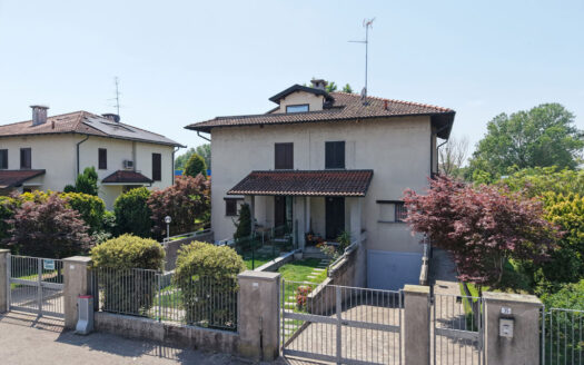 Abbiategrasso, porzione di villa bifamiliare con giardino su tre lati