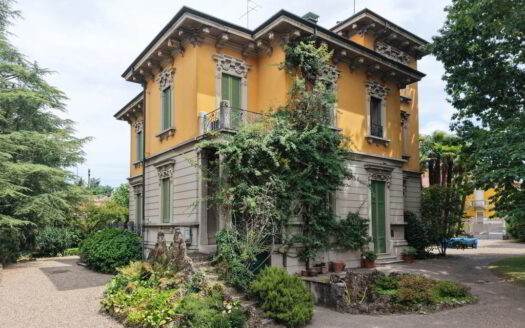 Abbiategrasso, splendida villa in stile Liberty con parco di mq. 2500